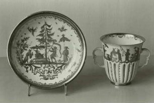 Zweihenkeltasse mit Untertasse, Goldmalerei mit Chinoiserien in der Art der Höroldtmalerei