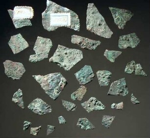 Spiegelfragment mit gravierten Ornamenten (Lotosblumen, Sterne)