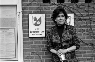 Amt Bargteheide-Land: Amtsverwaltung: leitende Verwaltungsbeamtin Gudrun Wramp vor Schildern: links Schaukasten