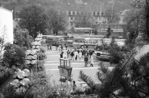 Freiburg: Omnibusse auf dem Karlsplatz, vom Hotel Stadt Freiburg
