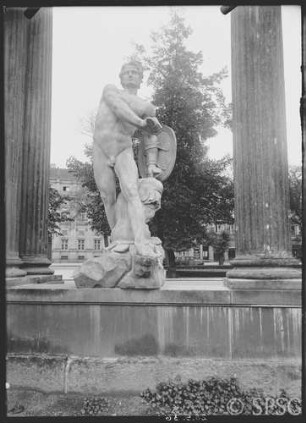 Potsdam, Stadtschloss, Ringerkolonnaden am Marstall, Kämpfender mit Schild.