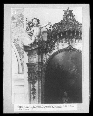 Linker Seitenaltar : Jagdschloss Hubertusburg, Schlosskapelle, linker Seitenaltar, Rahmung