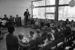 Einweihung des neuen evangelischen Kindergartens in der Waldstadt.