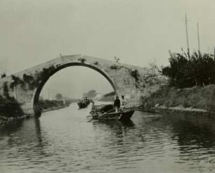 China. Kanalbrücke bei Suzhou nahe der Jangtse-Mündung, am Ufer Maulbeerbäume