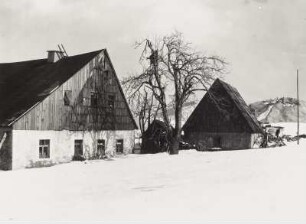 Zinnwald-Georgenfeld. Anwesen, im Hintergrund Halde des Wolframitbergbaus