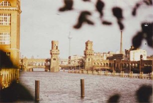 Wassergrenze der Spree zwischen Oberbaumbrücke und Osthafen mit Zollsteg