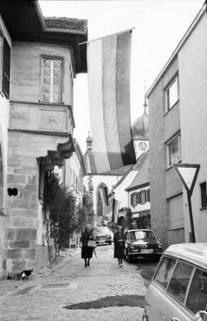Wachenheim: Gasse mit Erker und Fahne