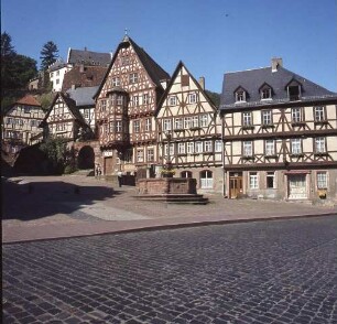 Miltenberg. Marktplatz. Ansicht mit Wohnhäusern