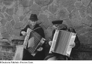 Zwei Personen beim Musizieren