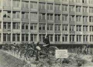 Fahrradstand vor dem Arbeitsamt in Berlin-Wedding