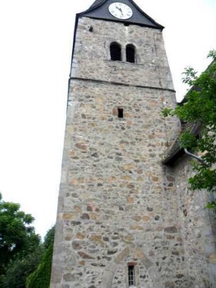 Treis an der Lumda-Evangelische Kirche - Kirchturm (Spätromanische Gründung 13 Jh) von Osten mit Schlitzscharten sowie Werksteinen im Mauersteinverband