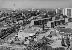 Dresden. Blick vom Hochhaus Parkstraße nach Westen über Kinderkrippe und Kindergarten zum Hauptbahnhof