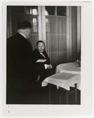 Nikolaus Titulescu bestellt ein Essen im Genfer Hotel des Bergues. rechts: Nikolaus Titulescu