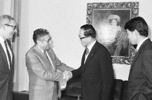 Freiburg im Breisgau: General Qu Jang, chinesischer Militärattaché, bei Regierungspräsident Norbert Nothhelfer, Bürgermeister Patrick Evers und Konsul Hellmuth Dettinger