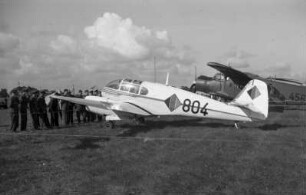 Deutsche Demokratische Republik. Kurierflugzeug der Nationalen Volksarmee mit Hoheitszeichen für Luftfahrzeuge auf einer Graspiste