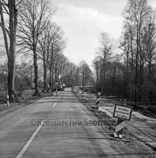 Landesstraße L 82 Richtung Bargfeld: Ausbau: rechts abgesperrte verbreiterte Sandtrasse: hinten links hinter Ampelanlage Lkw und Arbeiter: dahinter links Baubude: rechts und links am Straßenrand Bäume
