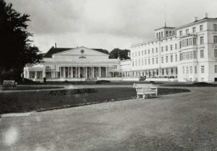 Kurhaus und Hotel "Kurhaus" : Blick über den Kurplatz auf Kurhaus (1814-1816; C. T. Severin) und Hotel "Kurhaus" (1795-1796, J. C. H. v. Seydewitz; um 1875)
