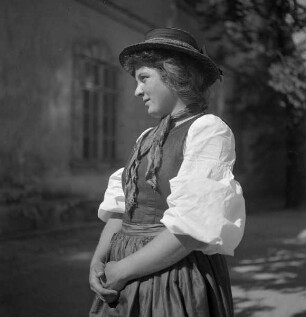 Junge Frau in Kärntner Tracht