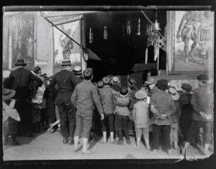 Ohne Titel (Kinder vor einer Schaubude mit "Sioux-Indianern")