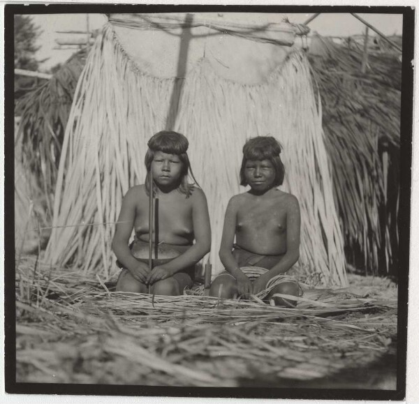 Festival girls of the Kokrit society at the Ramkokamekra (Canela)