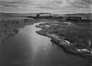 Fluss : Menschen am Ufer eines Flusses