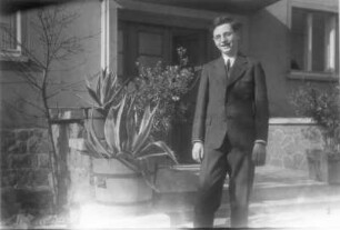 Ramon-Joachim Gerhardt vor dem Eingang zum elterlichen Wohnhaus in Meißen, Stadtparkhöhe 6