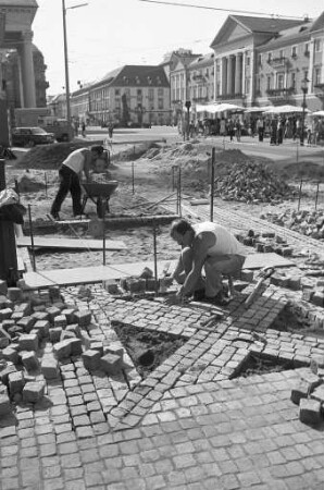 Pflasterungsarbeiten auf der Nordostseite des Karlsruher Marktplatzes im Zusammenhang mit den Bauarbeiten am Gebäude der Dresdner Bank