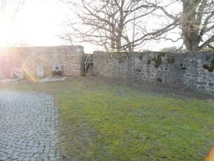 Ansicht von Südwesten über Südwest-Rundturm (mit Schießscharte) und Kirchhofmauer nach Westen und Süden