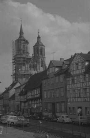 Göttingen: Straße mit den Türmen der Johanniskirche