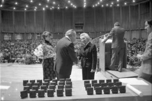 Preisverleihung im Blumenschmuckwettbewerb 1977 in der Schwarzwaldhalle