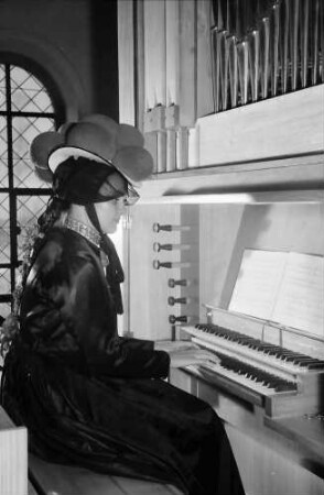 Kirnbach: Tracht an der Orgel