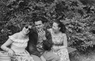 Renate Rössing (links) und das Ehepaar Bartsch auf einer Bank im Park des Belvedere in Weimar