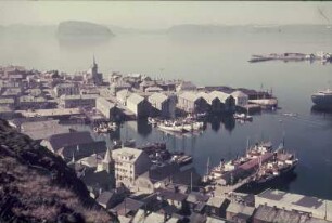 Reisefotos Norwegen. Hammerfest. Stadtteilansicht von einer Anhöhe mit Blick auf den Hafen