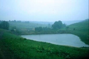 Teich mit großem Damm