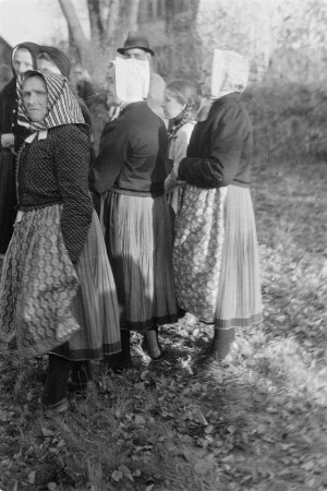 Frauen in Schleifer Kirchgangstracht in Schleife. : Žony w Slepjanskej kemšacej drasće w Slepom.