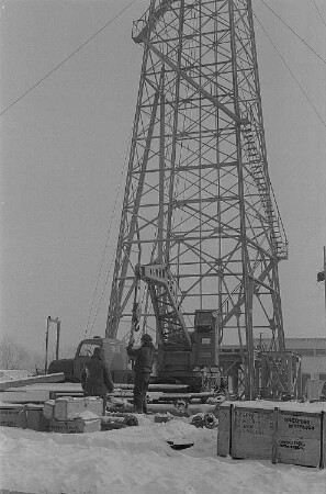 Vorbereitungen zur Frühjahrsmesse 1956, rumänische Arbeiter beim Aufbau eines Gerüstturmes