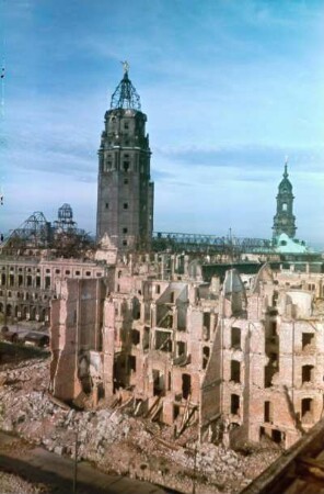 Dresden-Altstadt. Blick über die Ringstraße zum Rathausturm und zur Kreuzkirche (nach Südwest)