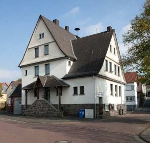 Ehemalige Schule mit Spritzenhaus; Reiskirchen, Am Weiher 1