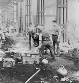 Eingießen in die Form : Technikgeschichte | Technologie | Maschinenbau und Eisengiesserei | Schwungrad und Seilscheiben-Fabrikation | Cottbusser Maschinenbau-Anstalt und Eisengießerei AG