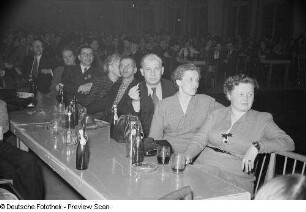 Gäste, am Tisch sitzend