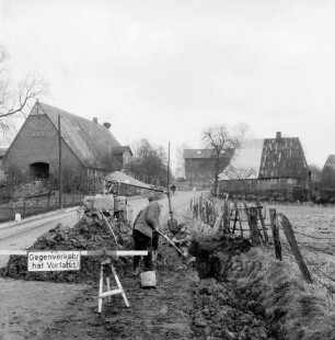 Wasserversorgung: Dorfstraße: Verlegung der Wasserleitungen