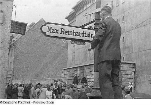 Ehrung für Max Reinhardt im Deutschen Theater Berlin und anschließende Straßenbenennung (Umbenennung der Karlstraße) : Festakt zur Straßenbenennung, Anbringung des neuen Straßenschildes