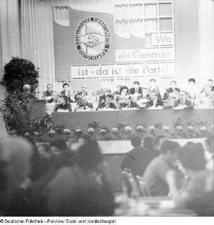 Grußadresse Stadtleitung; Stadtbezirksdelegierten-Konferenz; Eröffnung Parteilehrjahr 1971/1972