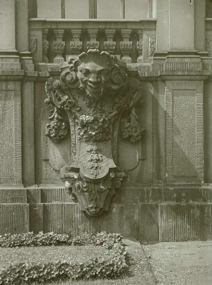 Zwinger, Langgalerie. Konsolstein mit Maske