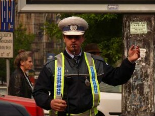 Bukarest, Verkehrspolizist regelt im Zentrum den Autoverkehr