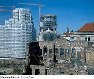 Polizeipräsidium : Ruine des Kurländer Palais. Blick vom Gebäude der Deutschen Bundesbank, St. Petersburger Straße 2, gegen eingerüstetes Polizeipräsidium und eingerüstete Frauenkirche