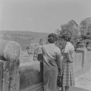 Bastei : Sächsische Schweiz. Blick von der Basteibrücke (Ehefrau und Tochter des Fotografen)