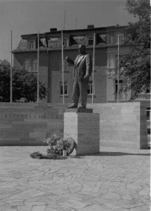 Thälmanndenkmal : Thälmanndenkmal. Bronze; Höhe 170 cm (Statue) (1958; W. Arnold). Weimar, Platz der 51.000