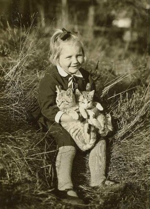 Kleines Mädchen mit Katzen