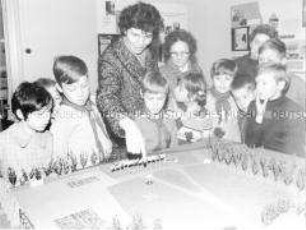 Junge Pioniere der AG "Junge Historiker" der Goethe-Oberschule im Heimatmuseum Gardelegen